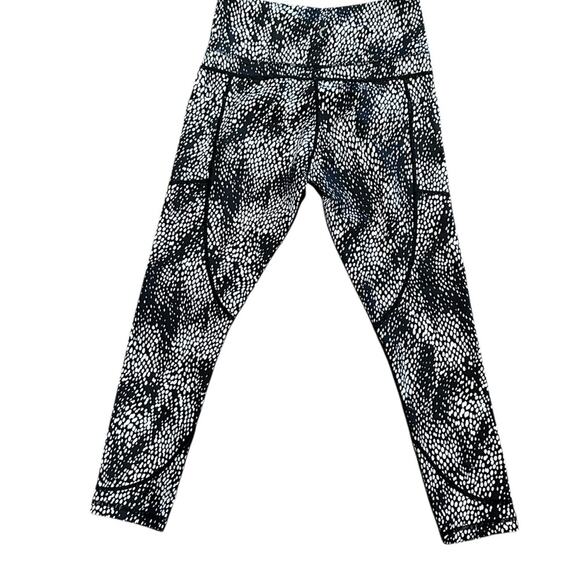 Zyia Active Women’s 6-8 Black and White Patterned Cropped Leggings - Picture 2 of 8